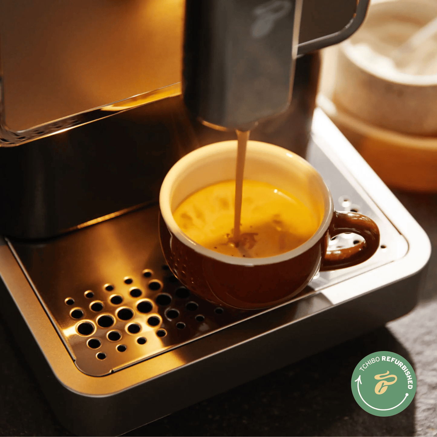 Nahaufnahme des Tchibo Esperto Caffè in Silver, während er gerade eine Tasse Kaffee brüht.