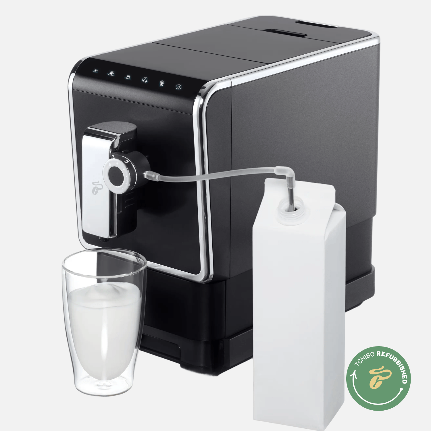 Tchibo Esperto Pro bereitet Milchschaum in Glas zu mit externem Milchkarton und "Tchibo Refurbished"-Logo