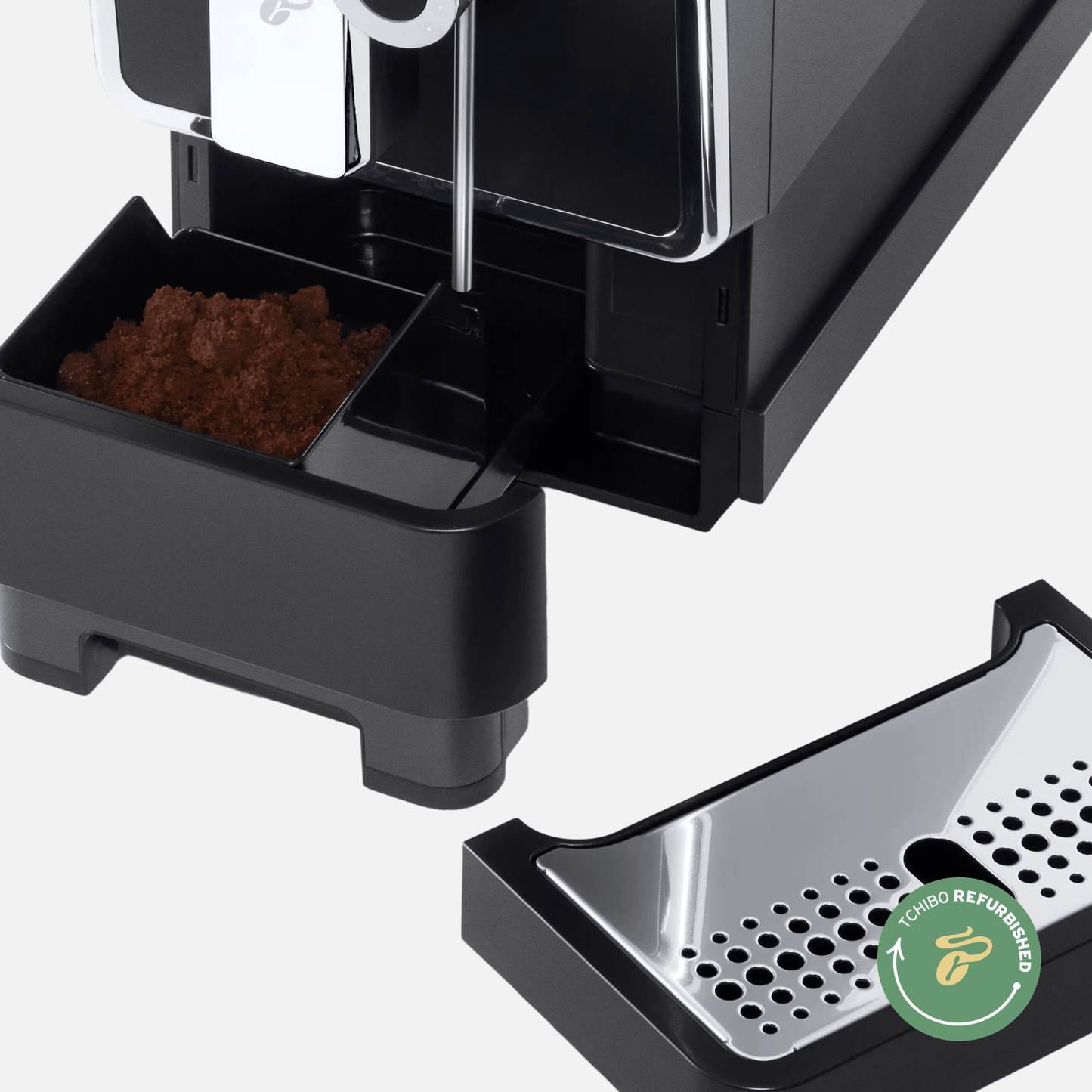 Kaffeesatzbehälter mit gemahlenem Kaffee unter Tchibo Esperto Pro mit "Tchibo Refurbished"-Logo