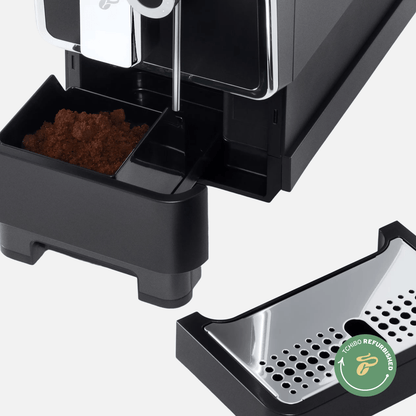 Kaffeesatzbehälter mit gemahlenem Kaffee unter Tchibo Esperto Pro mit "Tchibo Refurbished"-Logo