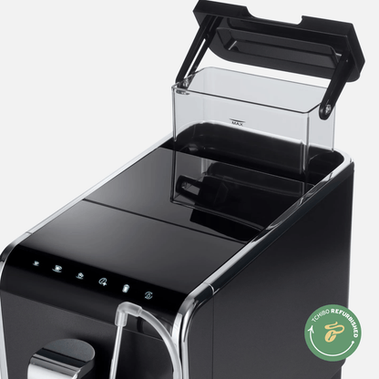 Seitenansicht des Tchibo Esperto Pro mit transparentem Wassertank und "Tchibo Refurbished"-Siegel