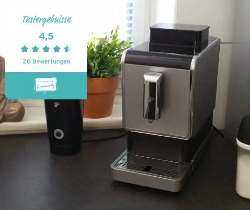 Bild einer Tchibo Esperto Caffè der ersten Generation in Silber, begleitet von einem Badge mit der Aufschrift ‚Testergebnisse‘ und einer Bewertung von 4,5 von 5 Sternen bei 20 Bewertungen aus Community-Tests.
