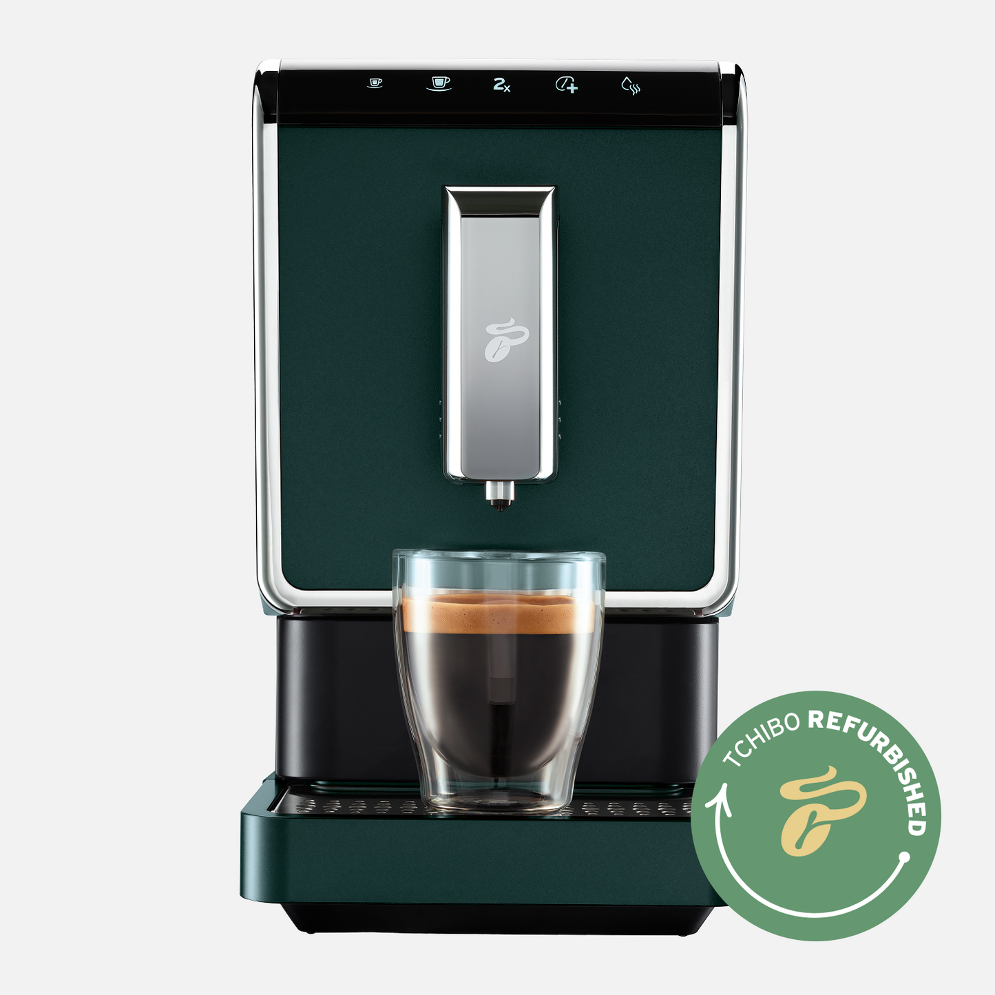 Frontansicht des Tchibo Esperto Caffè in Dark Green, mit einer Tasse prominent unter dem Auslauf und deutlich sichtbarem Refurbished-Logo.