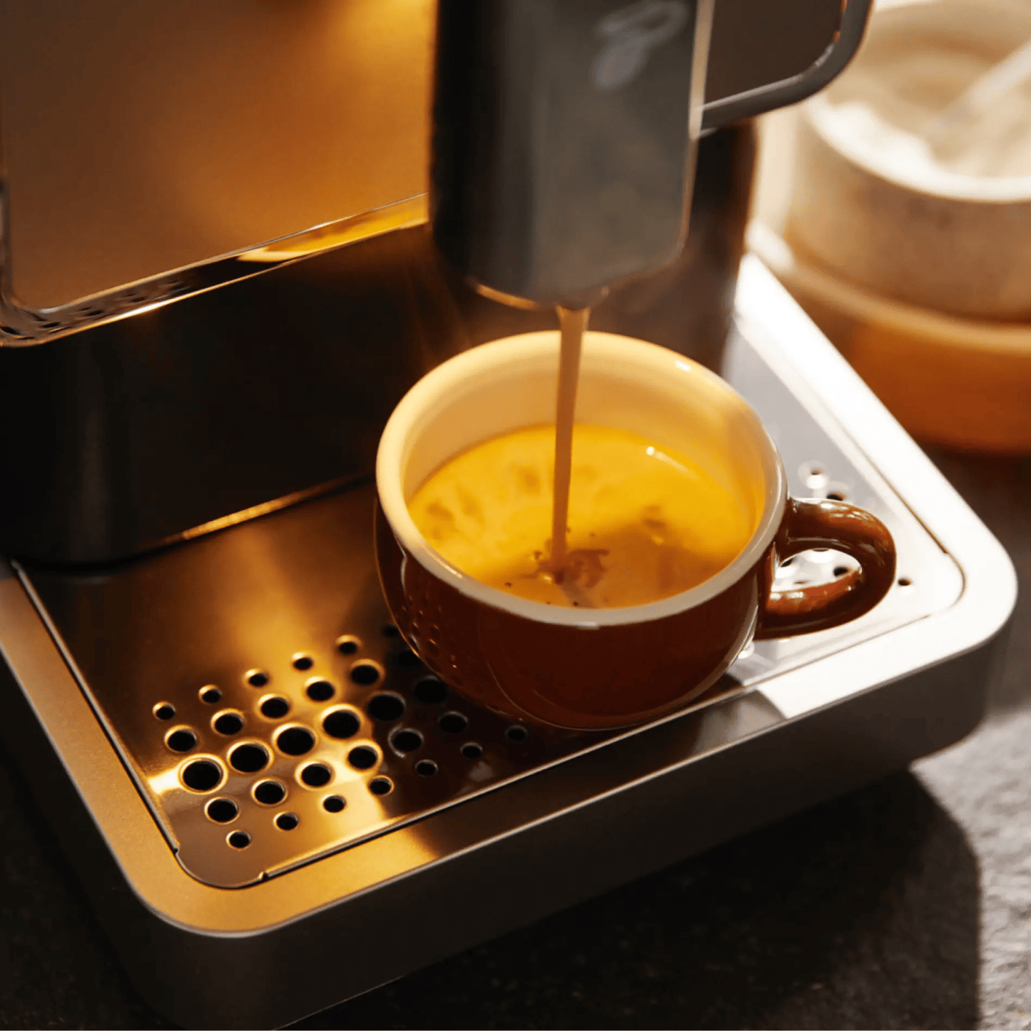 Nahaufnahme des Tchibo Esperto Caffè in Silver, während er gerade eine Tasse Kaffee brüht.