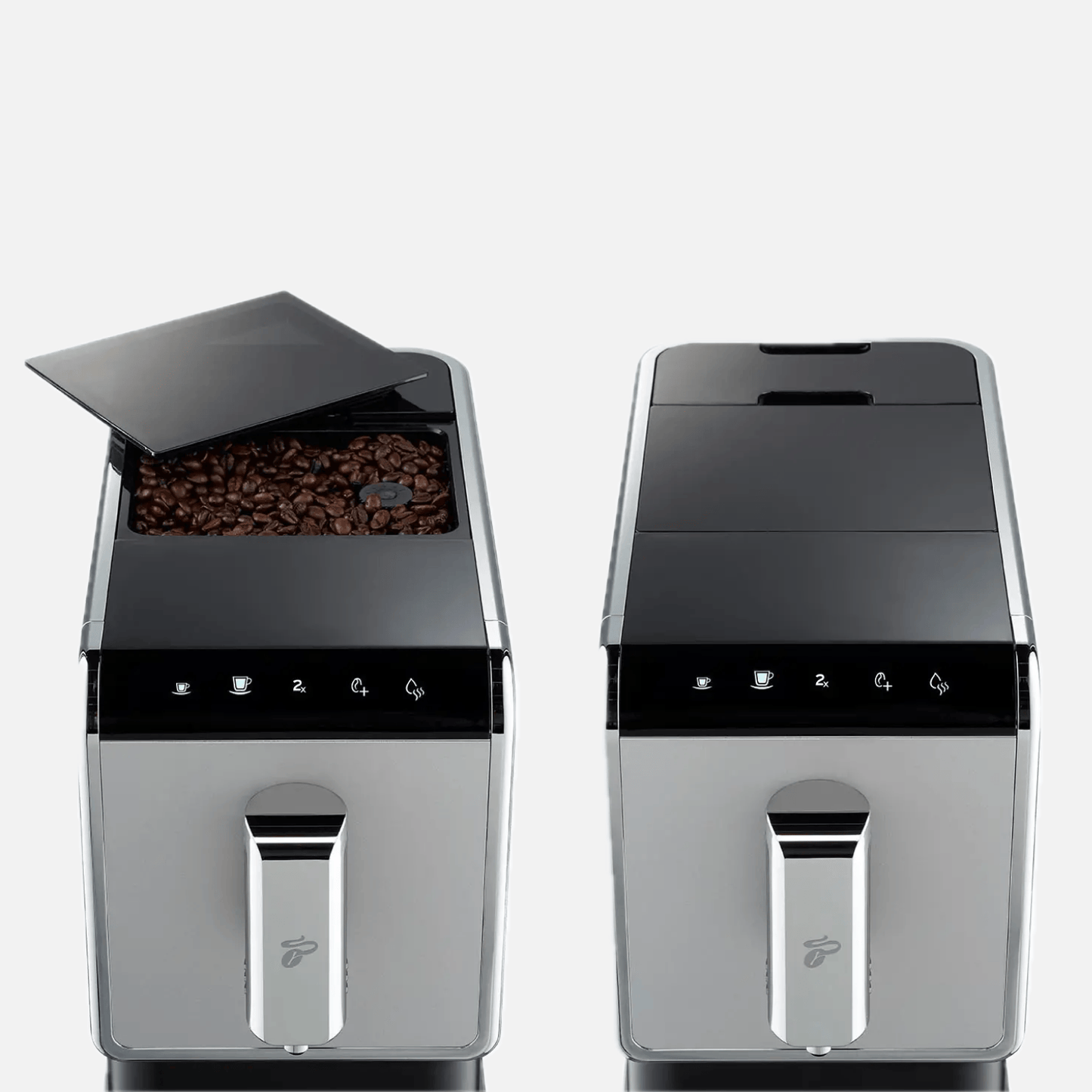 Nahaufnahme der Oberseite des Tchibo Esperto Caffè in Silver, mit leicht geöffnetem Deckel des Bohnenfachs, durch den Kaffeebohnen sichtbar sind.