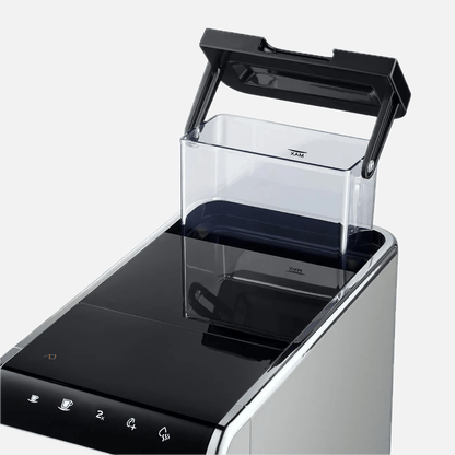 Nahaufnahme des halb herausgezogenen Wasserbehälters des Tchibo Esperto Caffè in Silver.