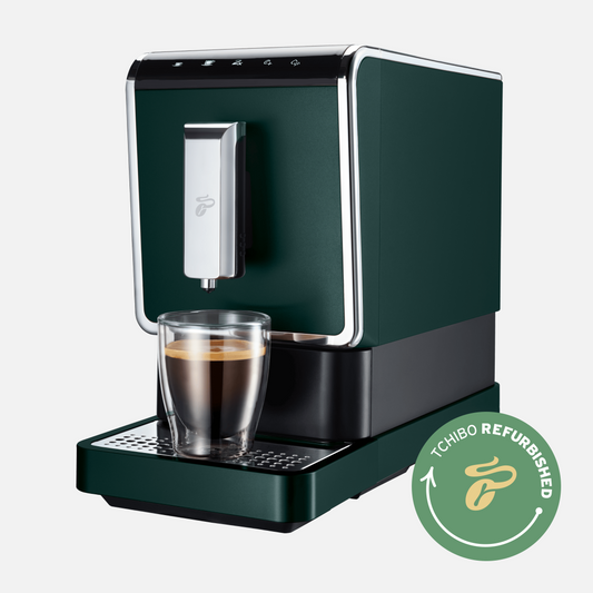 Produktbild des Tchibo Esperto Caffè Vollautomaten in Dark Green, aus einer schrägen Frontansicht, mit deutlich sichtbarem Refurbished-Logo.