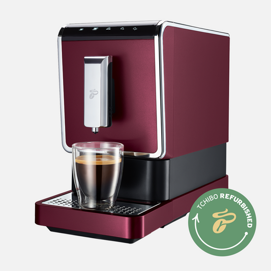 Produktbild des Tchibo Esperto Caffè Vollautomaten in Dark Red, aus einer schrägen Frontansicht, mit deutlich sichtbarem Refurbished-Logo.