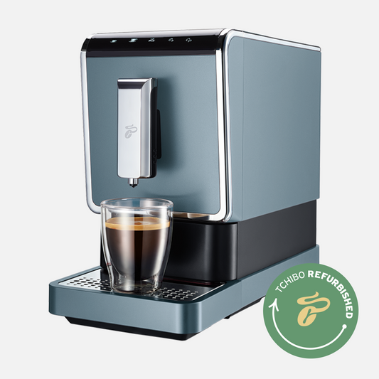 Produktbild des Tchibo Esperto Caffè Vollautomaten in Ice Blue, aus einer schrägen Frontansicht, mit deutlich sichtbarem Refurbished-Logo.