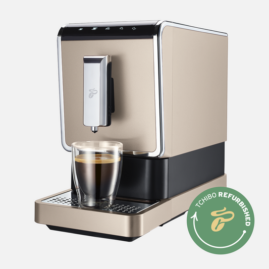 Produktbild des Tchibo Esperto Caffè Vollautomaten in Metallic Sand, aus einer schrägen Frontansicht, mit deutlich sichtbarem Refurbished-Logo.