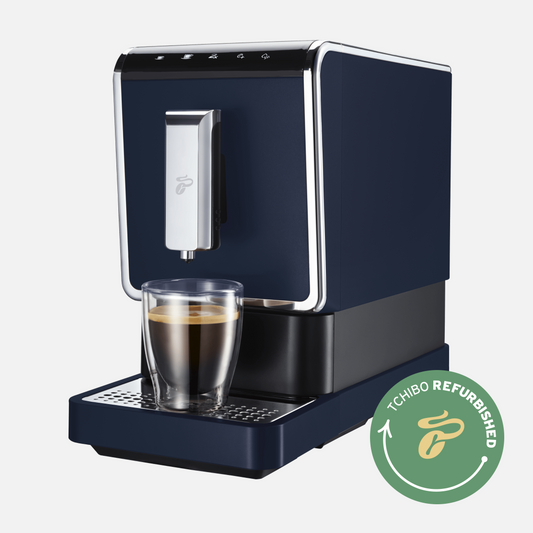 Produktbild des Tchibo Esperto Caffè Vollautomaten in Night Blue, aus einer schrägen Frontansicht, mit deutlich sichtbarem Refurbished-Logo.