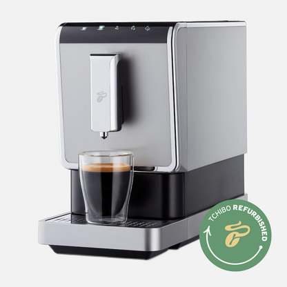 Produktbild des Tchibo Esperto Caffè Vollautomaten in Silver, aus einer schrägen Frontansicht, mit deutlich sichtbarem Refurbished-Logo.