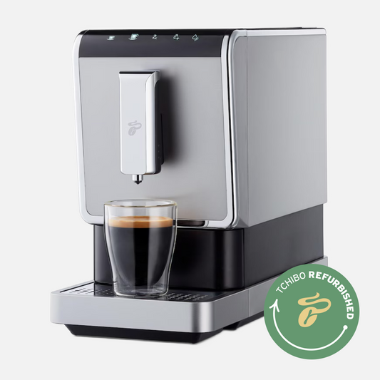 Produktbild des Tchibo Esperto Caffè Vollautomaten in Silver, aus einer schrägen Frontansicht, mit deutlich sichtbarem Refurbished-Logo.